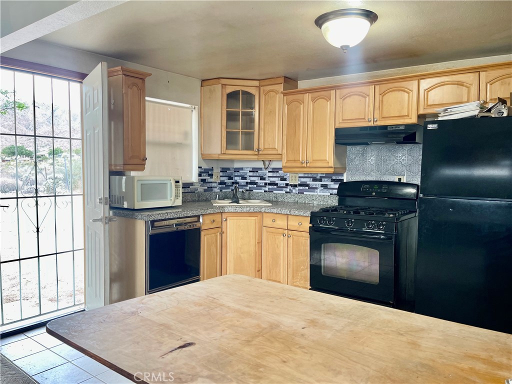 52390 Altadena Property Photo 18