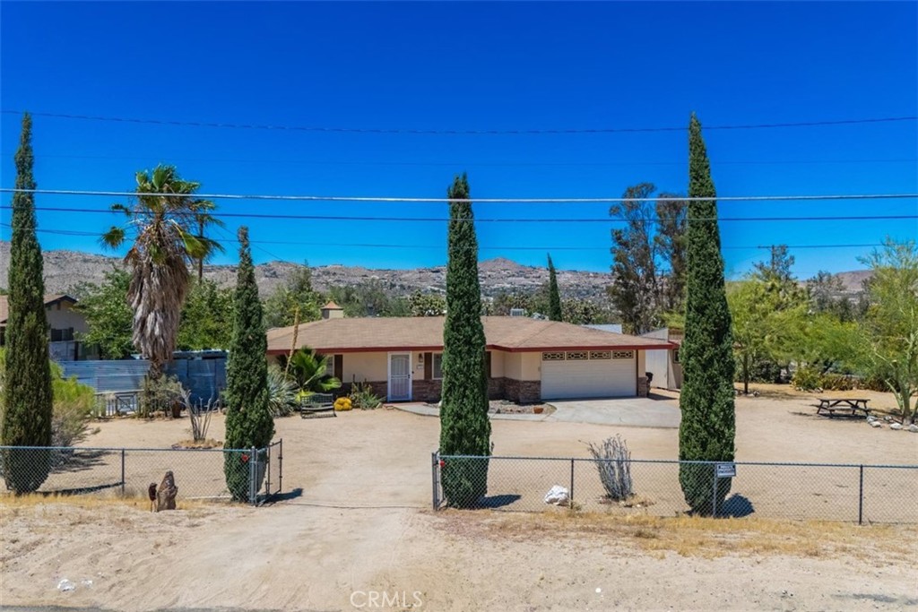 57556 Pueblo Trail Property Photo 2