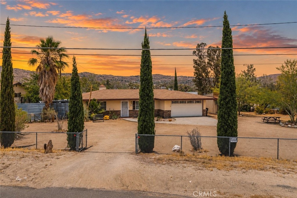 57556 Pueblo Trail Property Photo 3