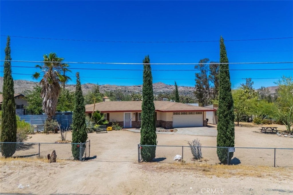 57556 Pueblo Trail Property Photo 4