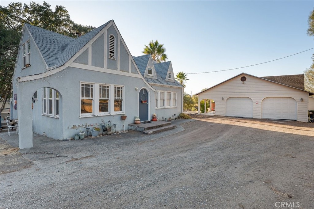 5860 Live Oak Drive Property Photo 4
