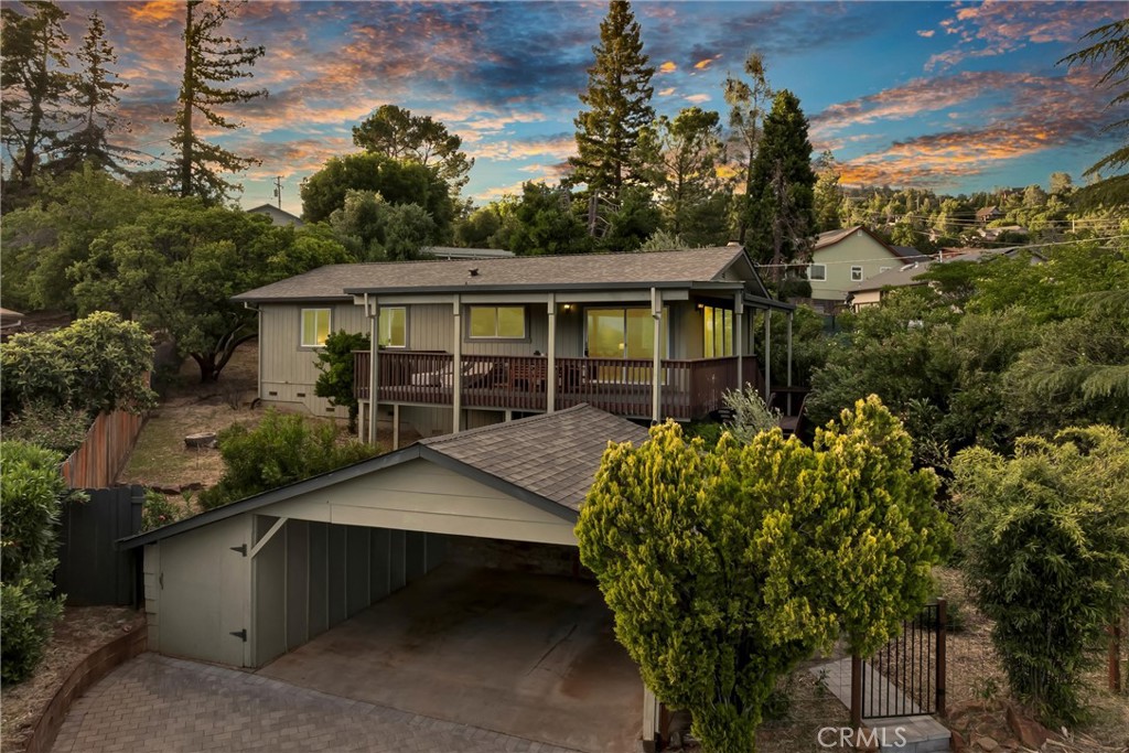 18528 North Shore Drive Property Photo 1