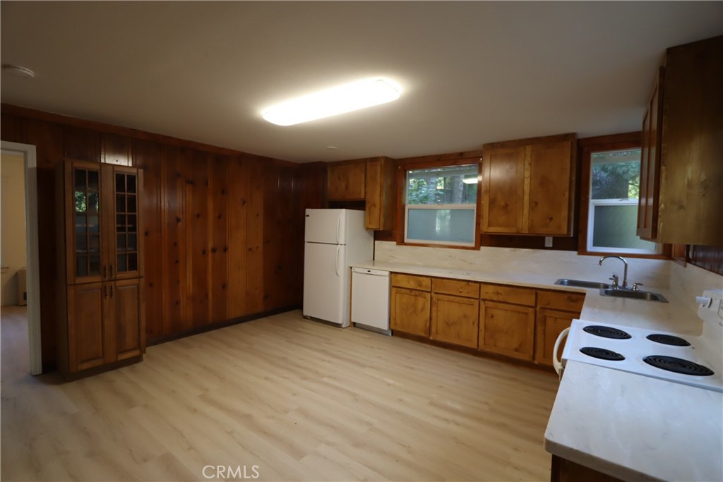 10466 Redwood Road Property Photo 4