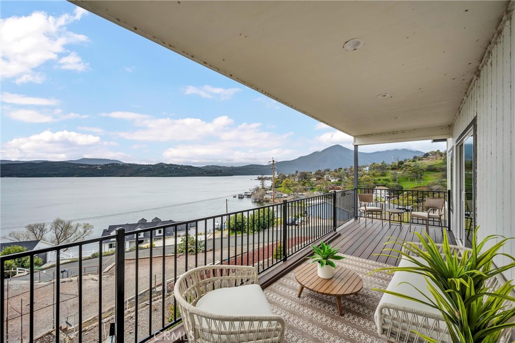 11911 Lakeshore Drive Property Photo 5