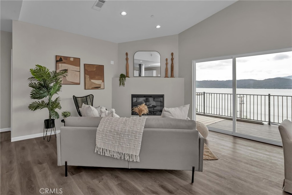 11911 Lakeshore Drive Property Photo 6