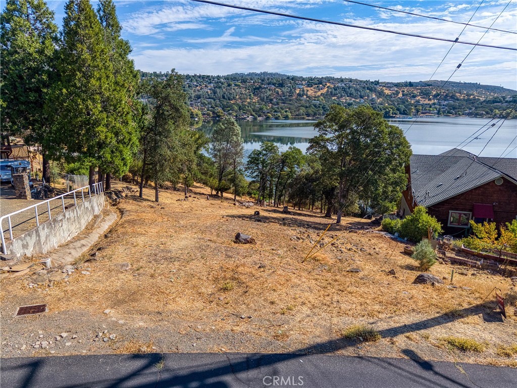 17200 Knollview Drive Property Photo 5