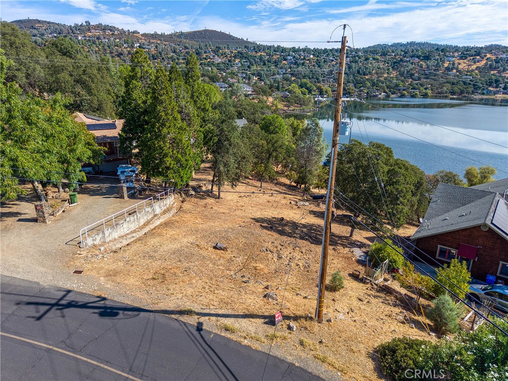 17200 Knollview Drive Property Photo 6