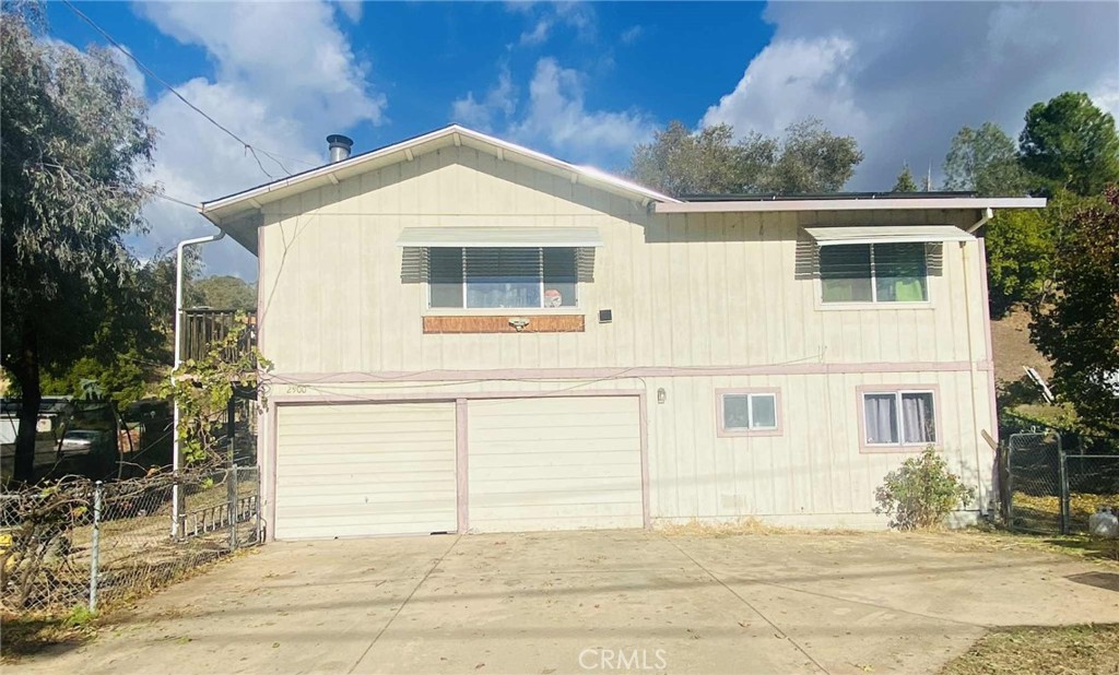 2900 Oakcrest Drive Property Photo 1