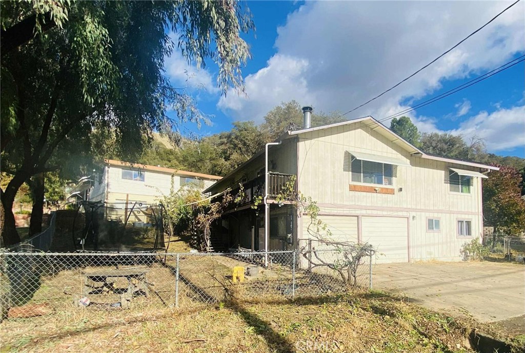 2900 Oakcrest Drive Property Photo 2