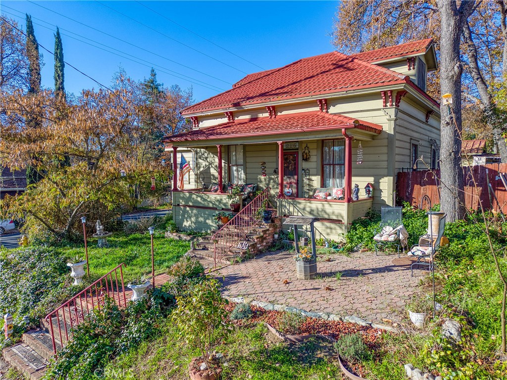 225 N Tunis Property Photo 3