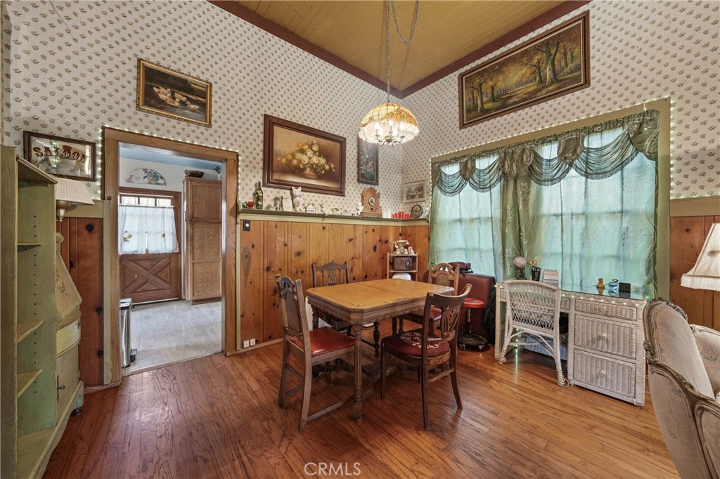 225 N Tunis Property Photo 10