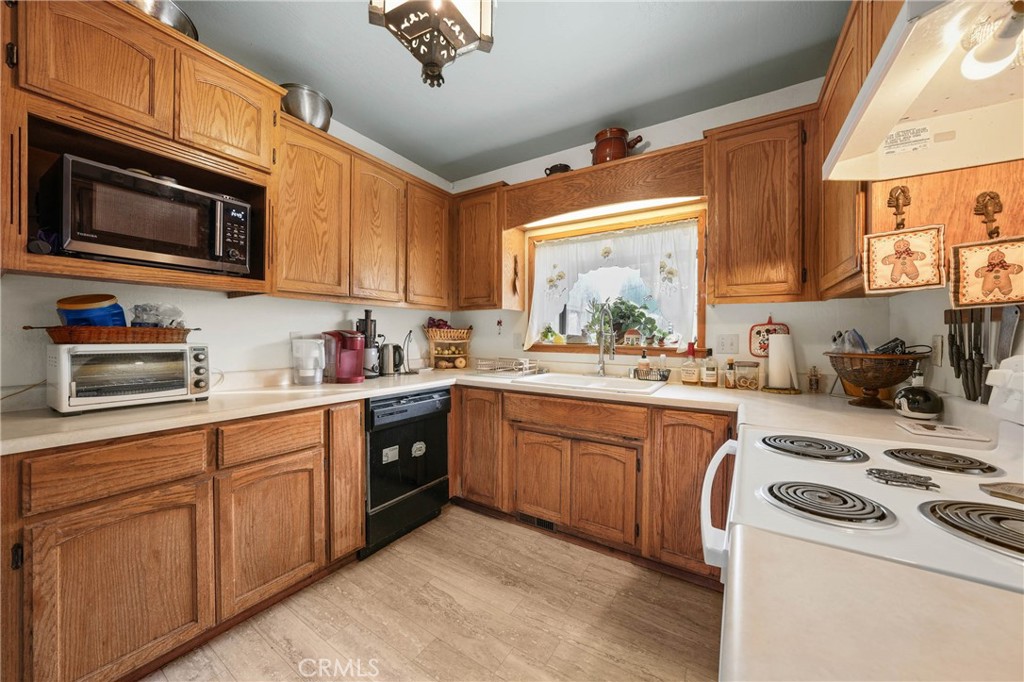 225 N Tunis Property Photo 13