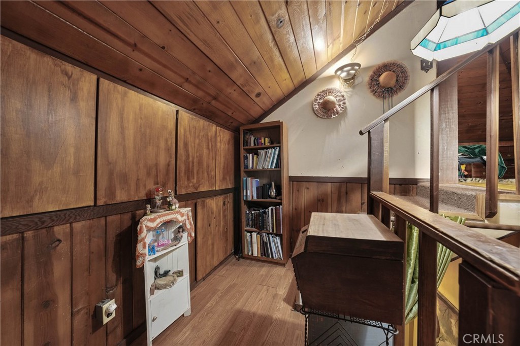 225 N Tunis Property Photo 22