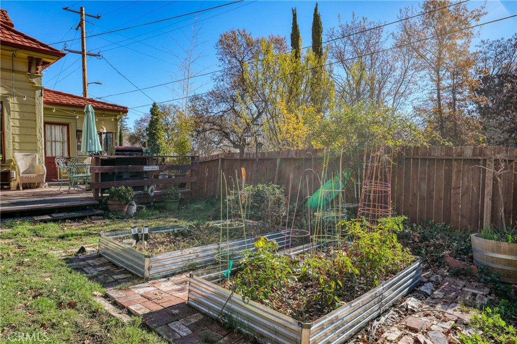 225 N Tunis Property Photo 26