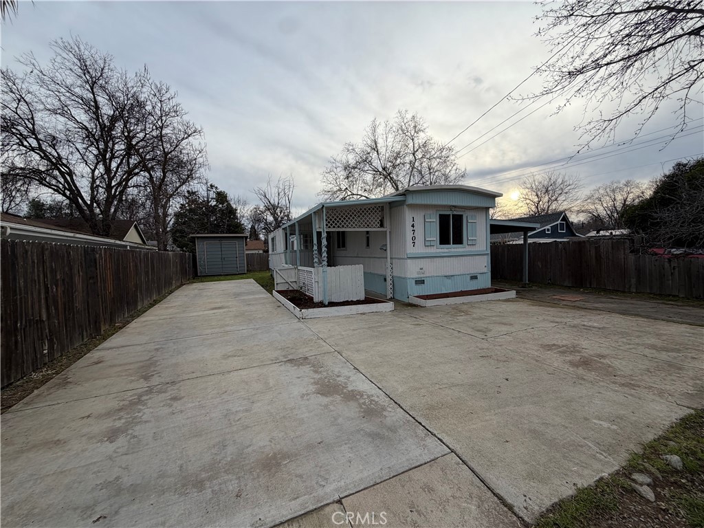 14707 Walnut Avenue Property Photo 4