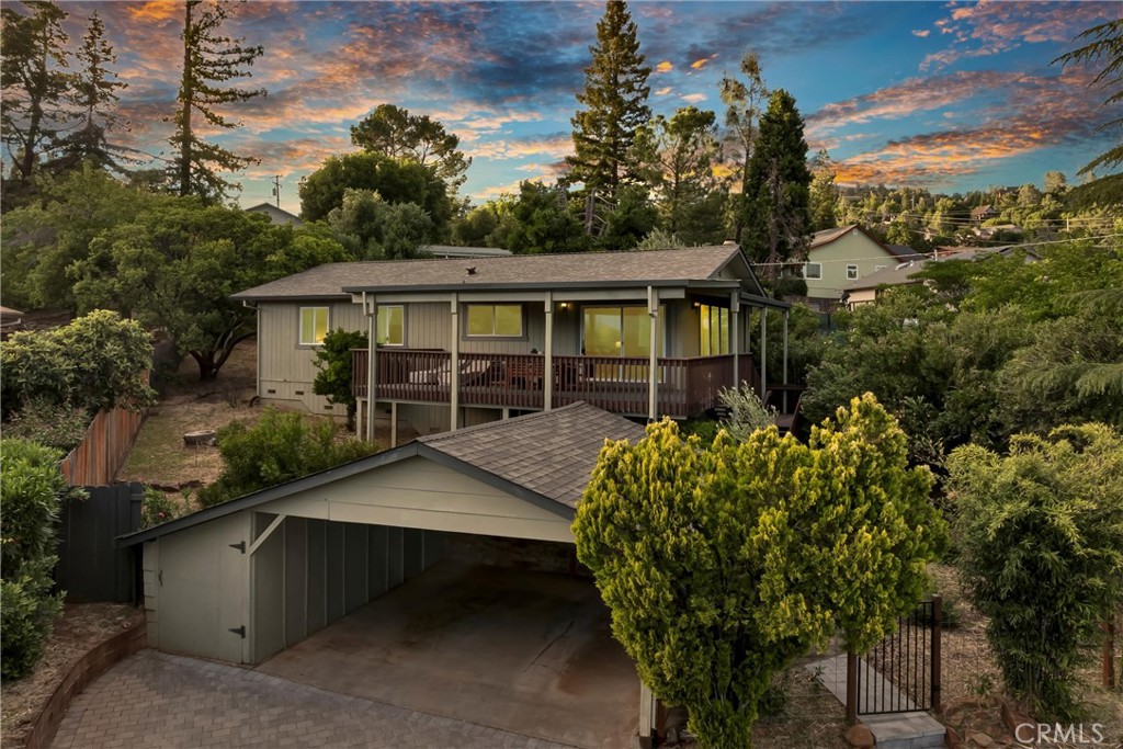 18528 North Shore Drive Property Photo 1