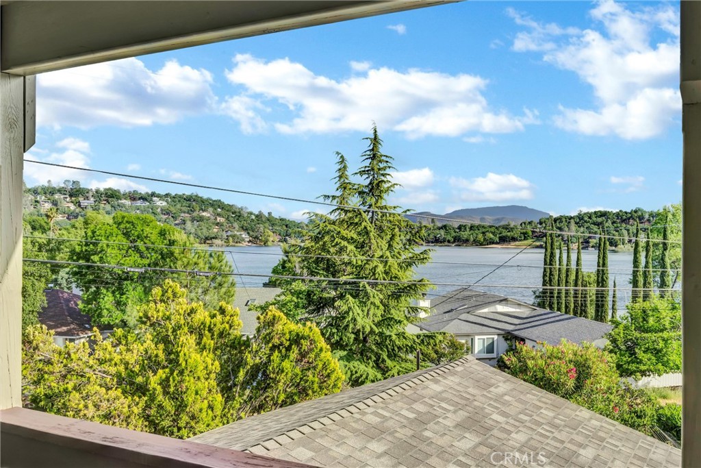 18528 North Shore Drive Property Photo 2