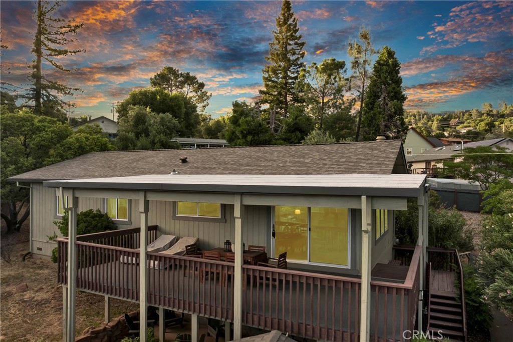 18528 North Shore Drive Property Photo 3