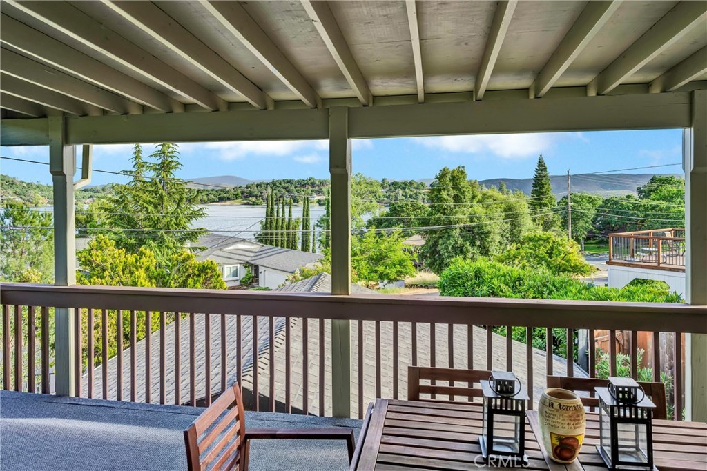 18528 North Shore Drive Property Photo 5