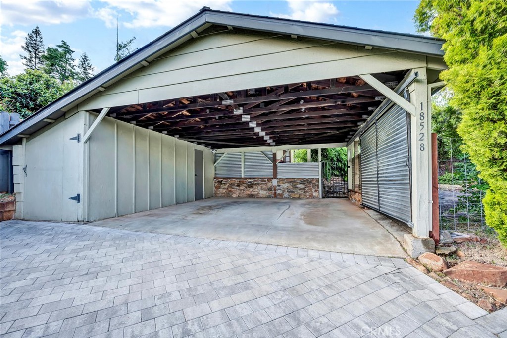 18528 North Shore Drive Property Photo 7