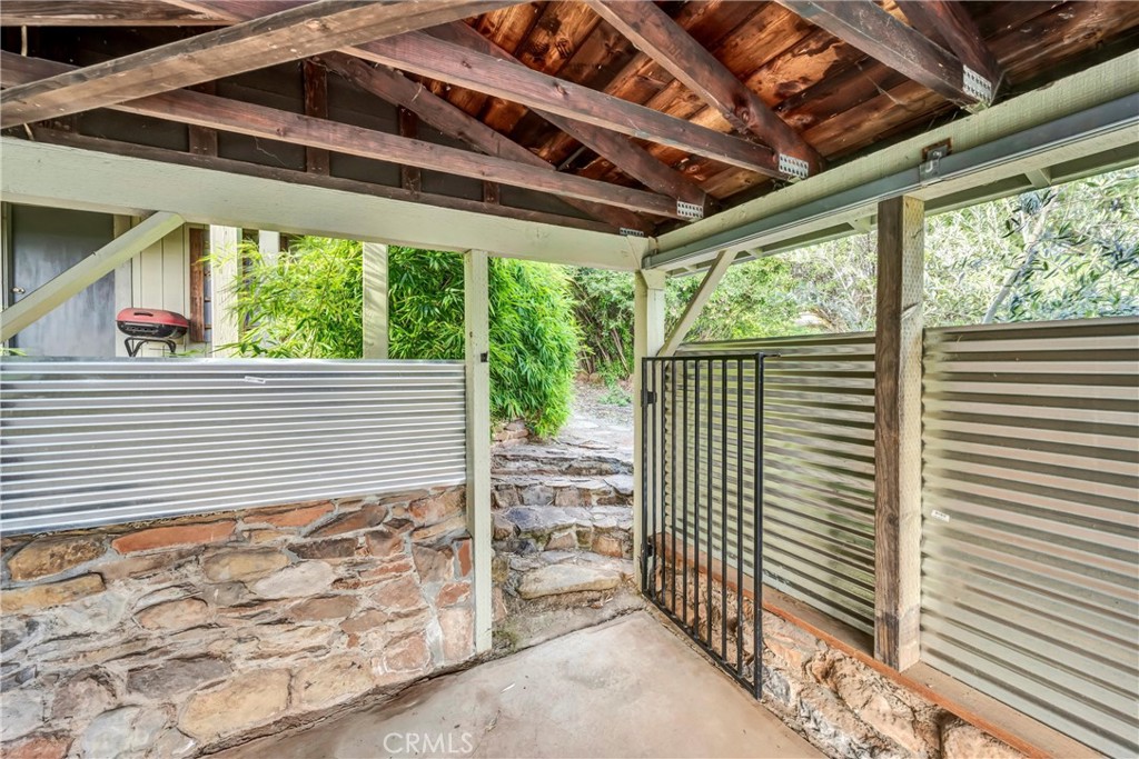 18528 North Shore Drive Property Photo 8