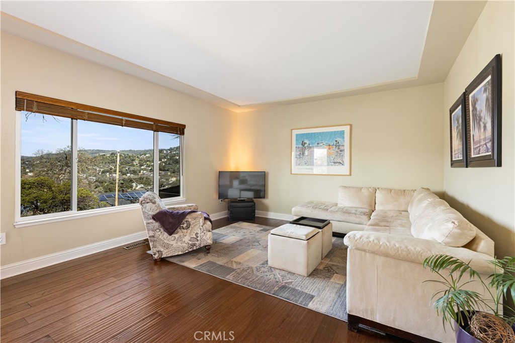 17444 Meadow View Drive Property Photo 5