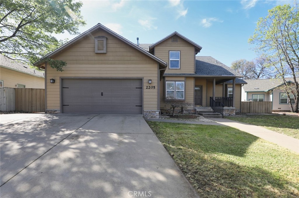 2205 Oakcrest Property Photo 1