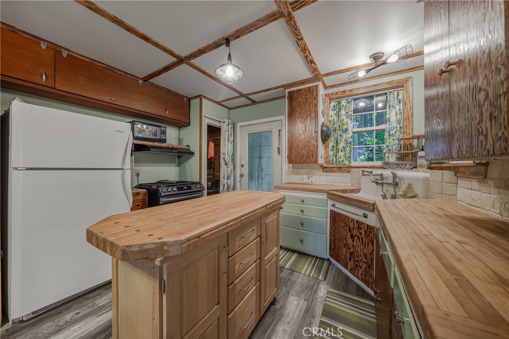 16179 Madrone Property Photo 7