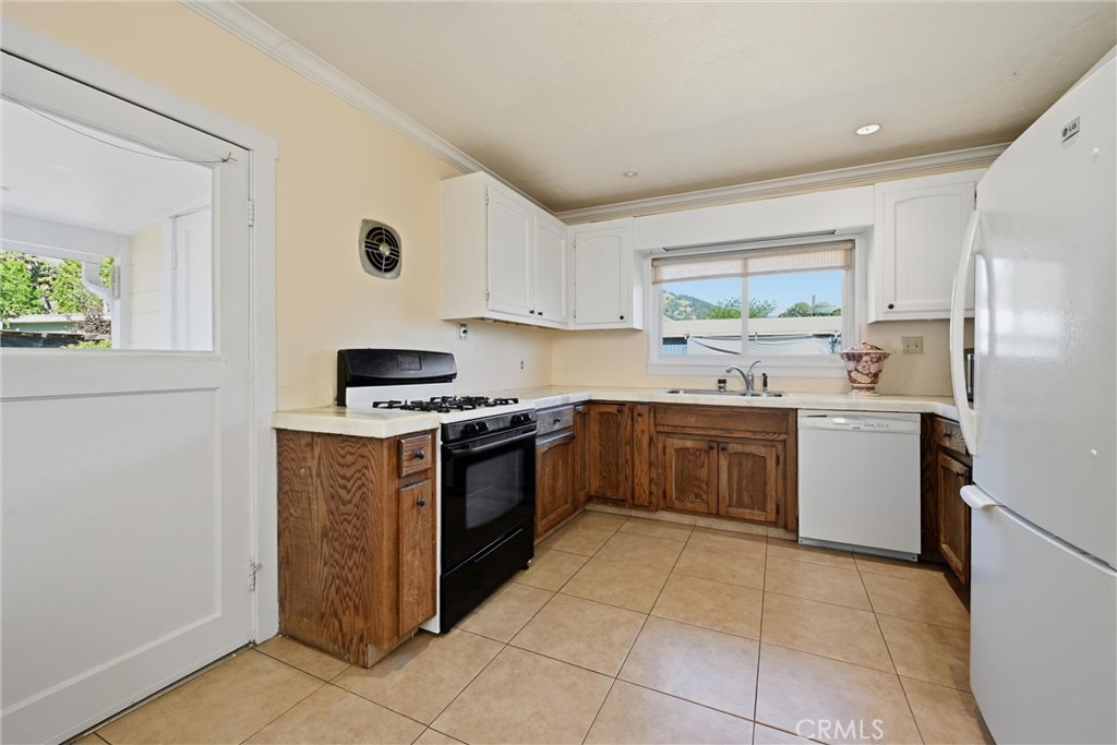 3440 Beach Property Photo 9
