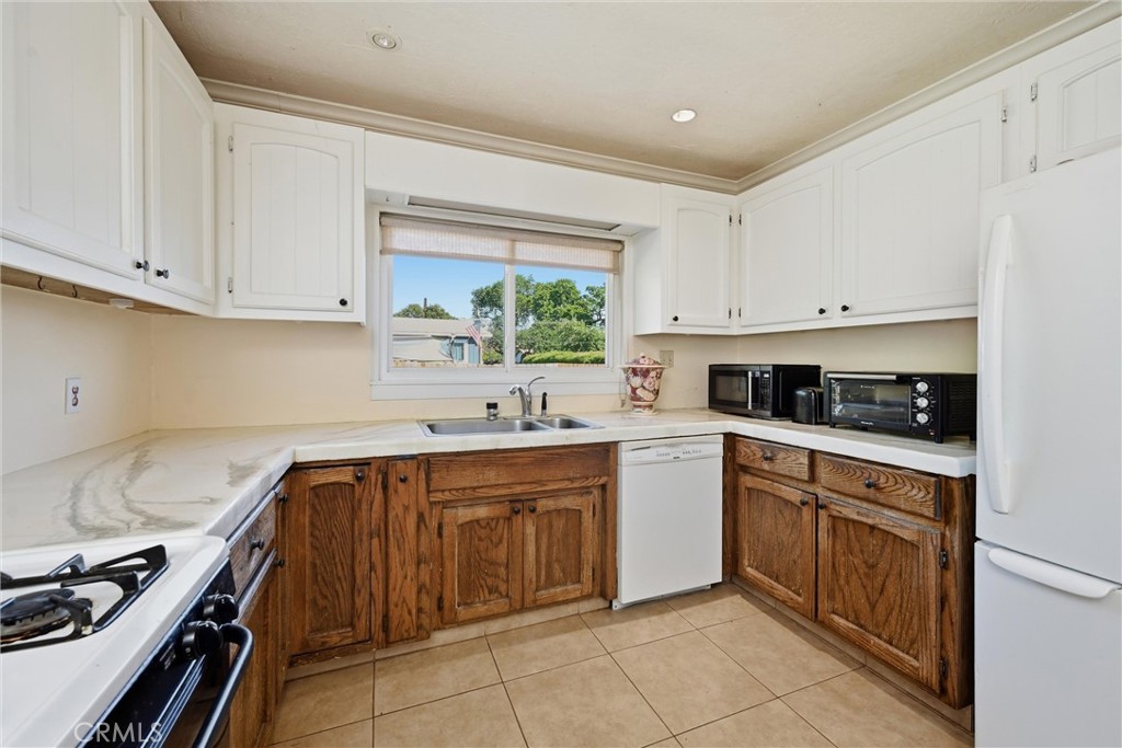 3440 Beach Property Photo 10