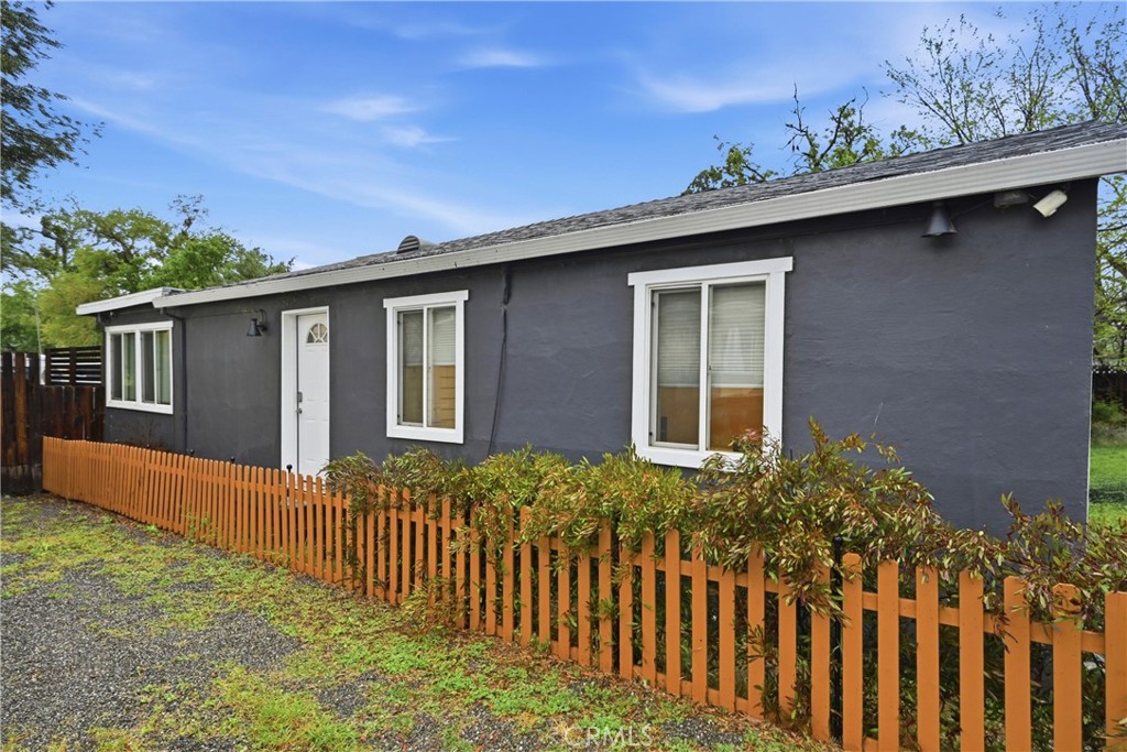 6025 Front Property Photo 3