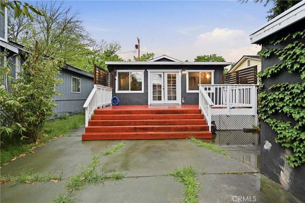 6025 Front Property Photo 6