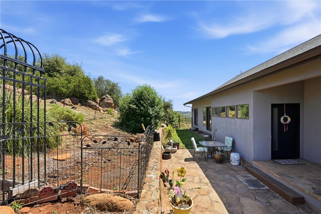 20069 Honey Hill Property Photo 6