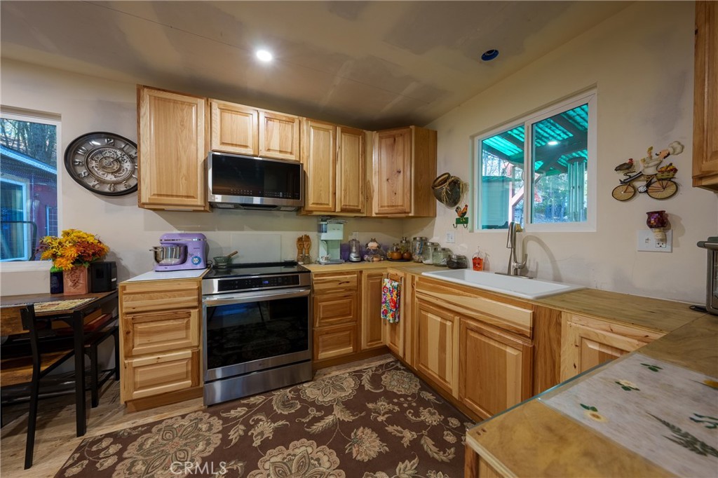 8427 Saddle Road Property Photo 11