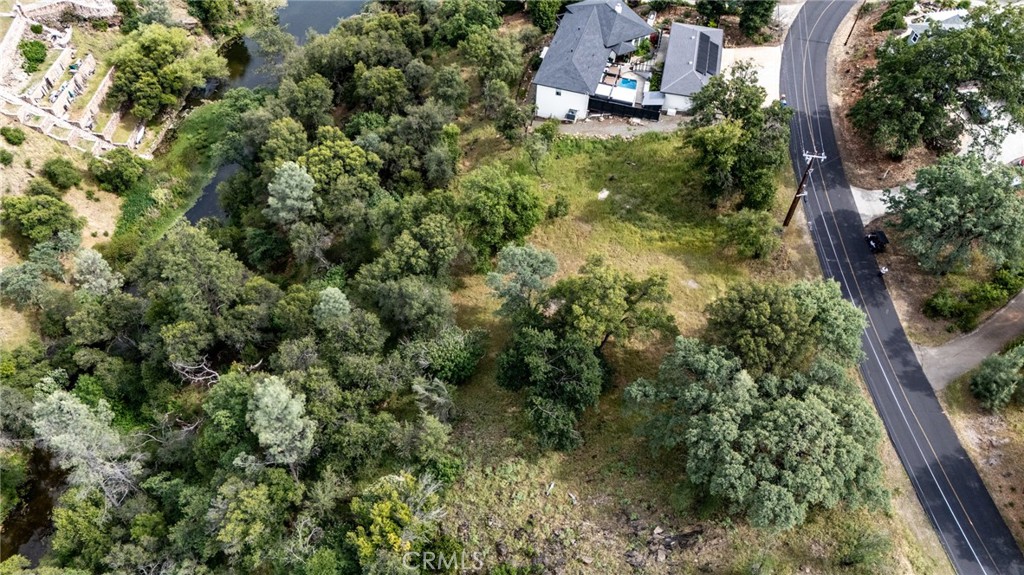 16985 Knollview Property Photo 5