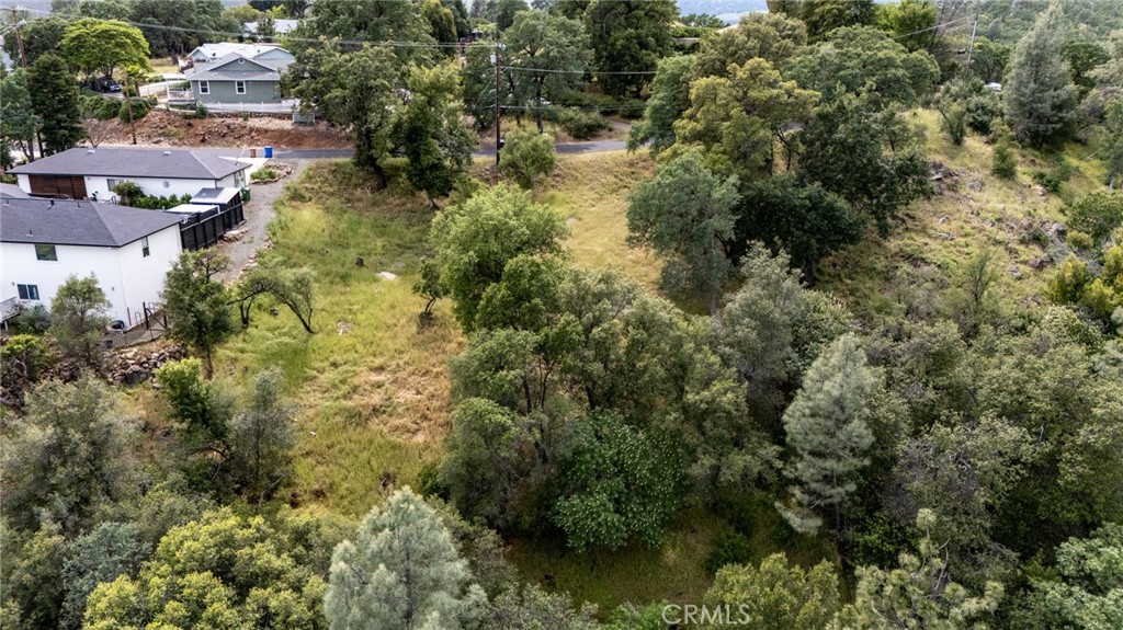 16985 Knollview Property Photo 6