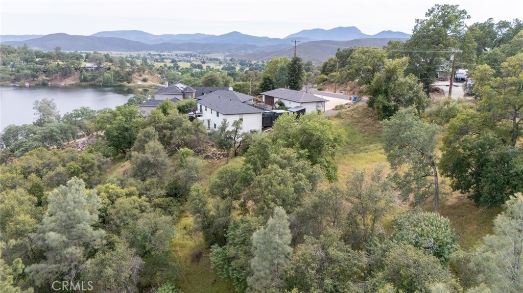 16985 Knollview Property Photo 8