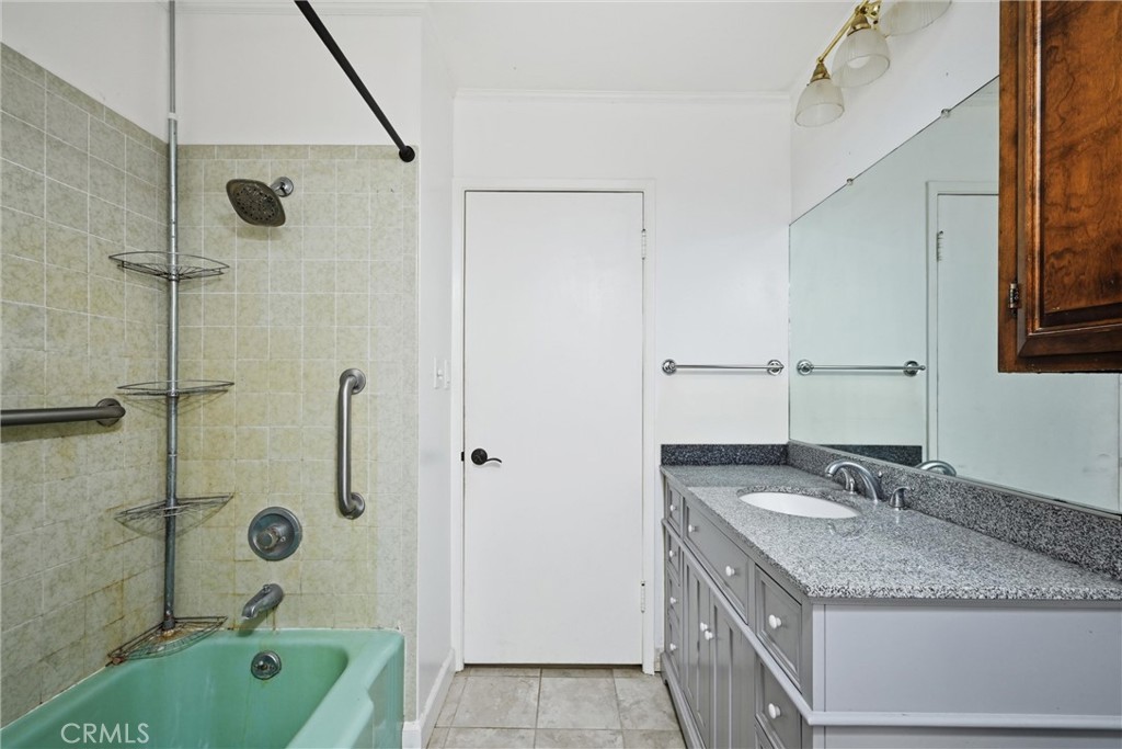 2765 Howard Property Photo 13