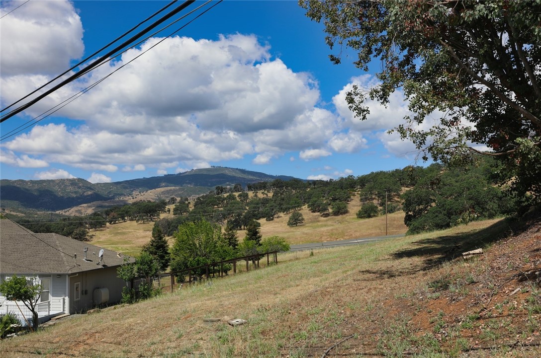 17270 Knollview Property Photo 5