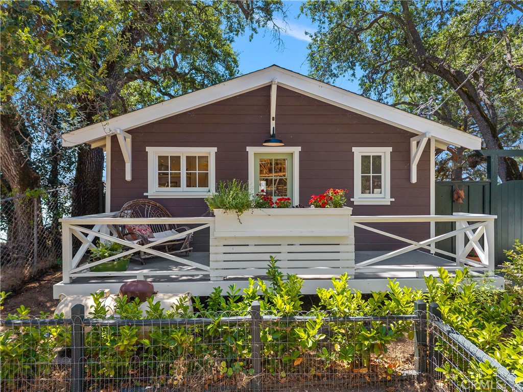 11611 Garden Court Property Photo 4