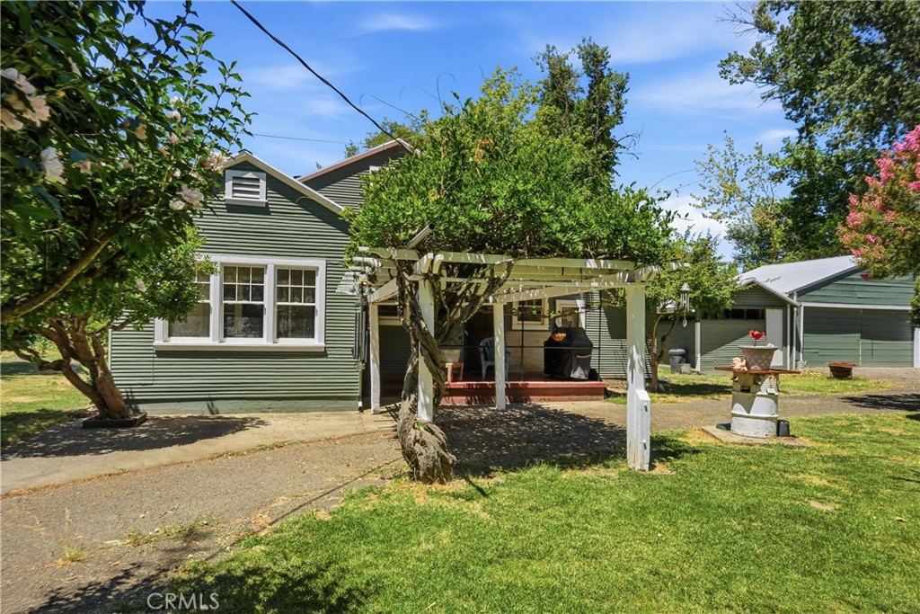422 1st Property Photo 2