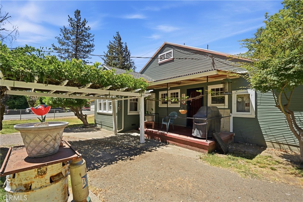 422 1st Property Photo 4