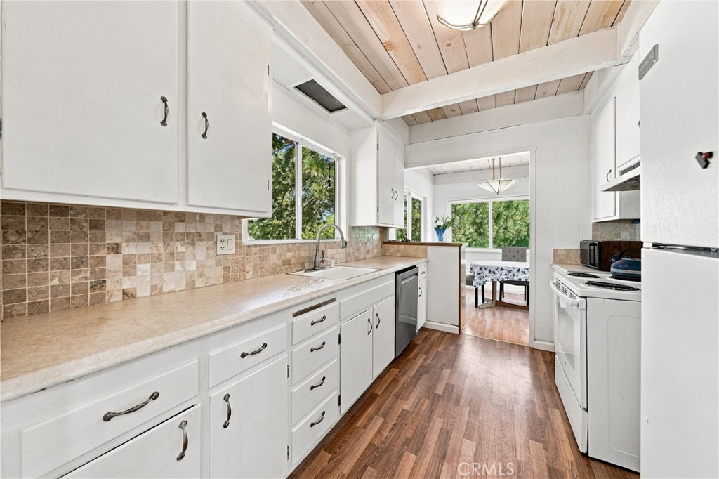 10377 Walnut Way Property Photo 11