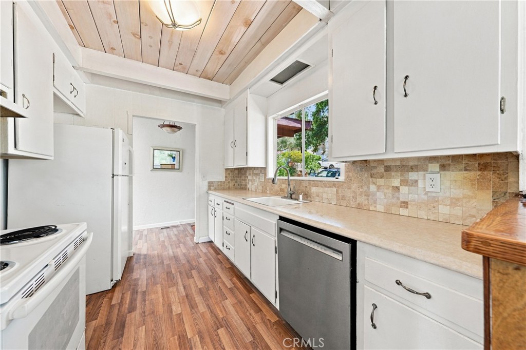 10377 Walnut Way Property Photo 12