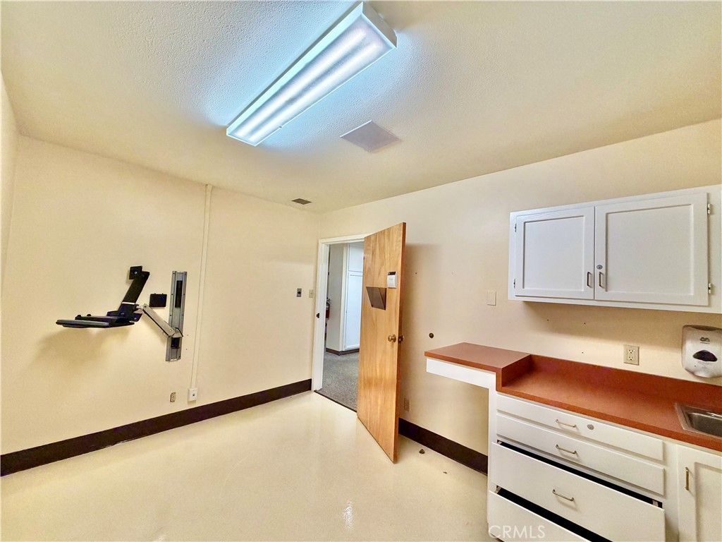 5180 Hill Road E Property Photo 12