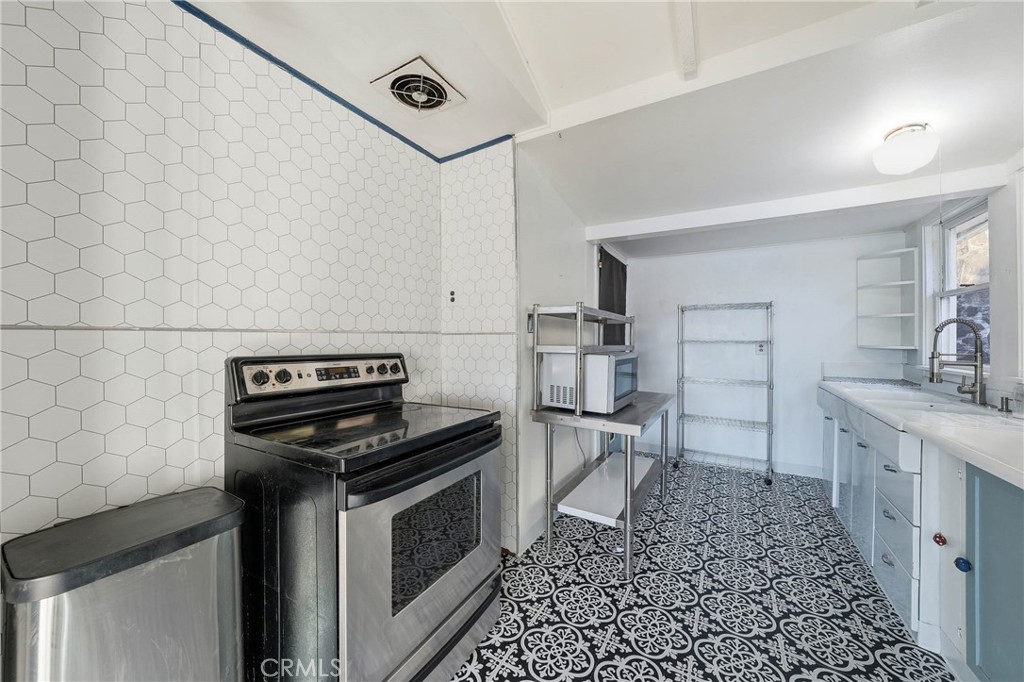 12140 E Highway 20 Property Photo 16