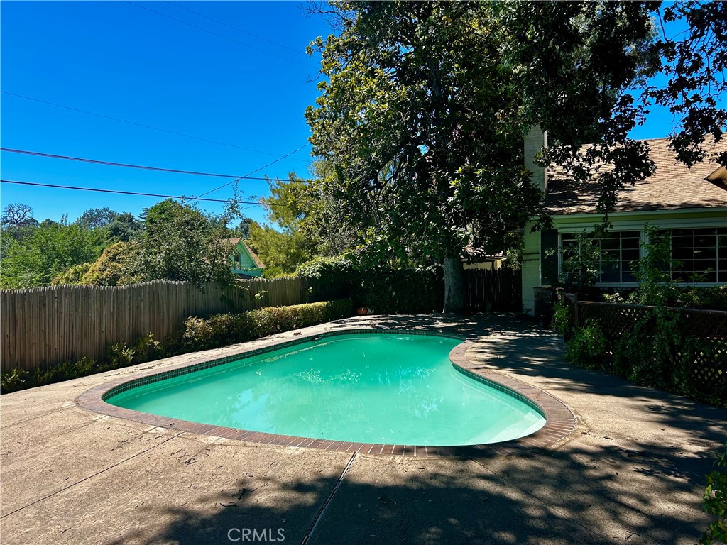 325 N Tunis Property Photo 5
