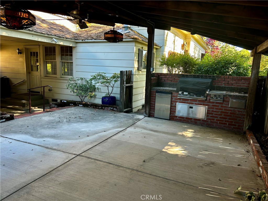 325 N Tunis Property Photo 8