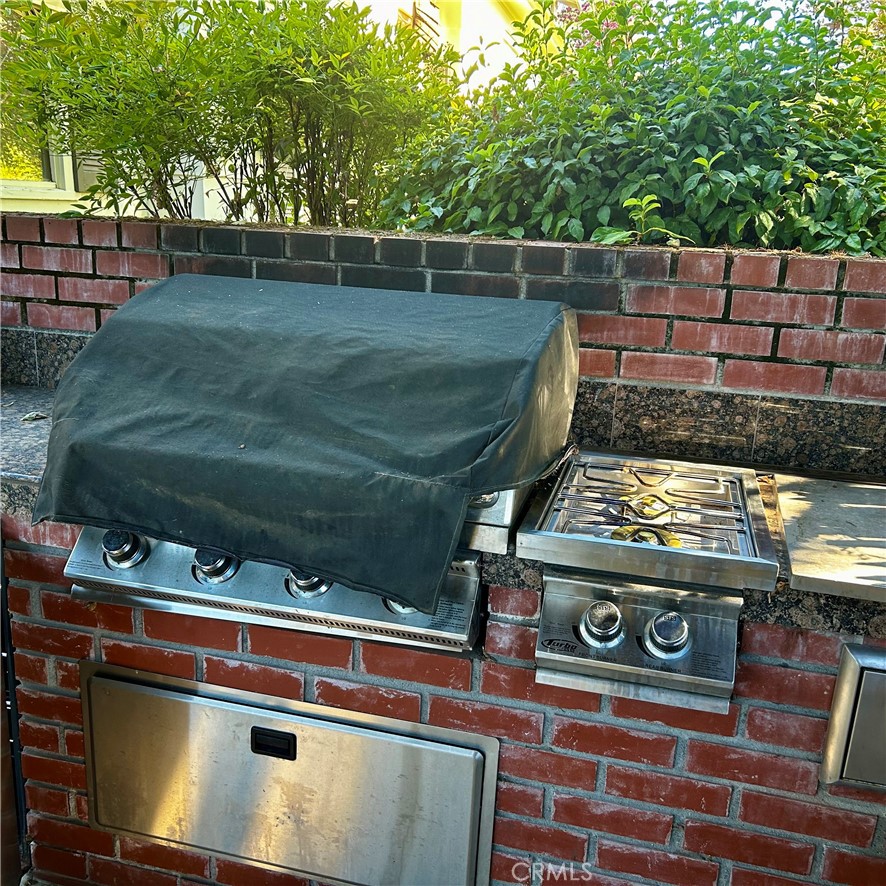 325 N Tunis Property Photo 9