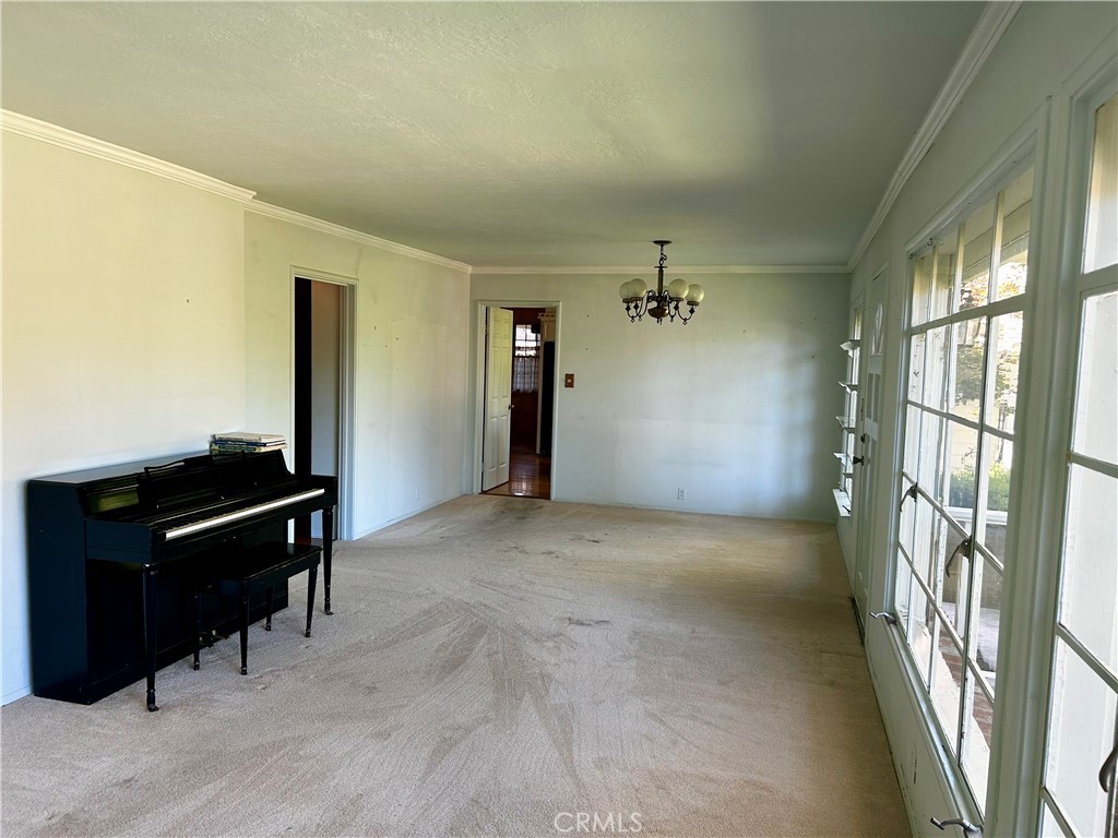 325 N Tunis Property Photo 12